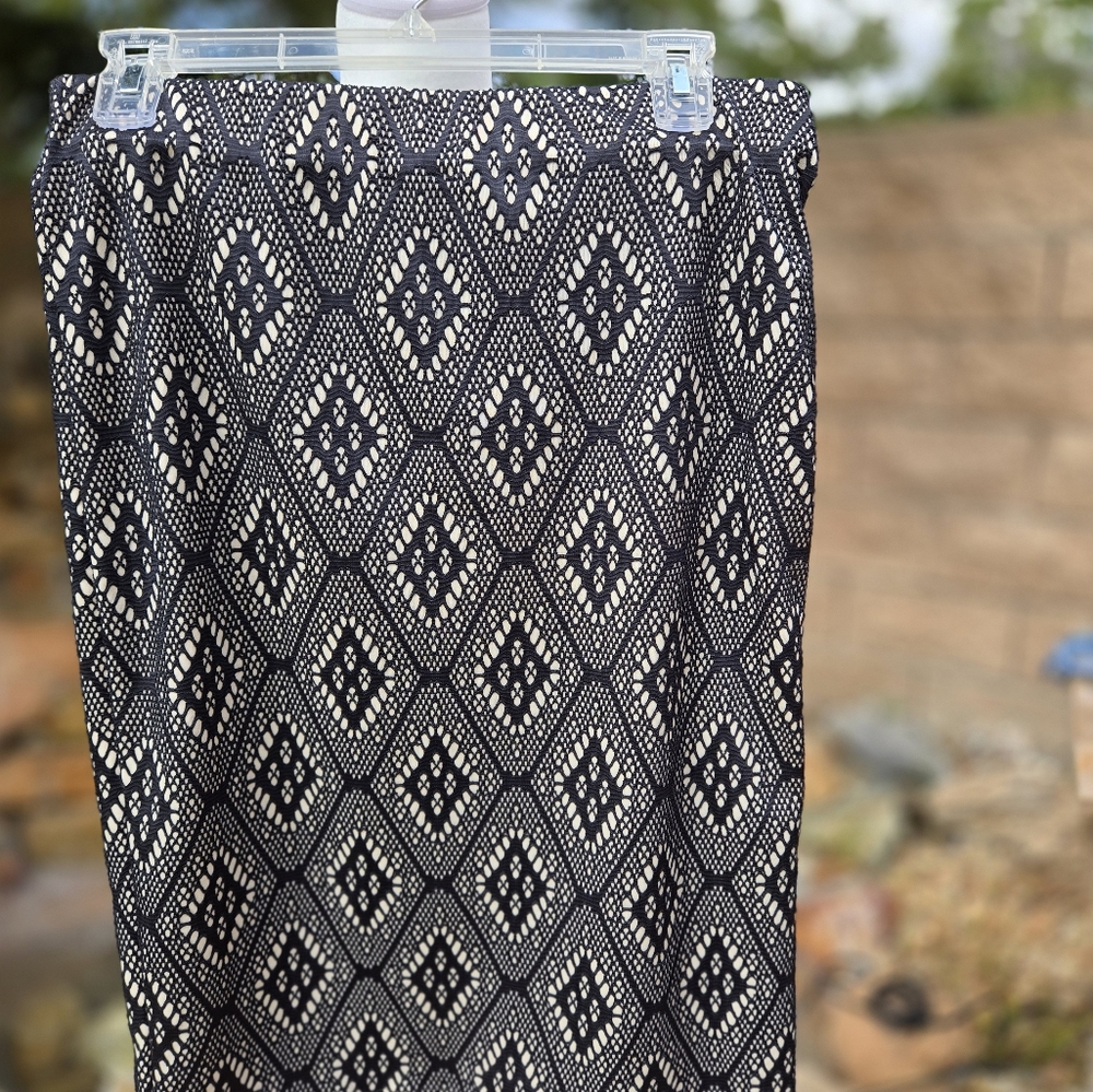 NWT Renee C. Black and Cream Pencil Skirt with Geometric Pattern